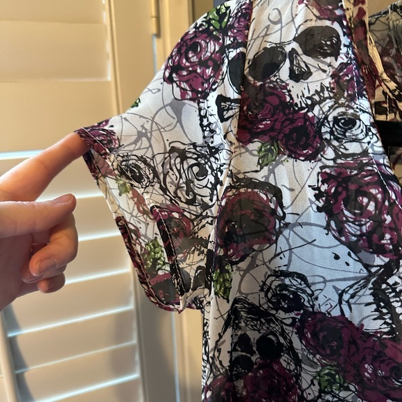 Hot Topic Skull and Roses HiLow Open Back Top - Picture 2 of 8